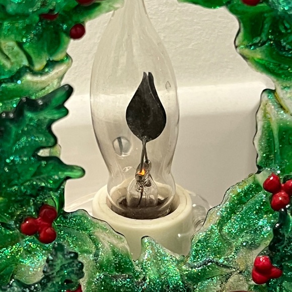 Wreath Night Light w/ Flicker Flame Bulb Christmas Holiday Plastic Vintage READ - Picture 12 of 13